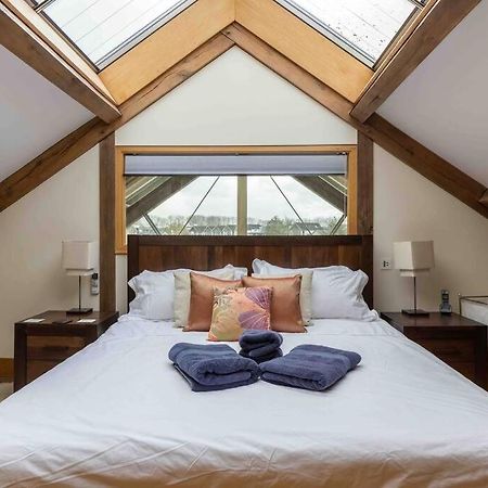 Otters Holt Villa Somerford Keynes Exterior photo