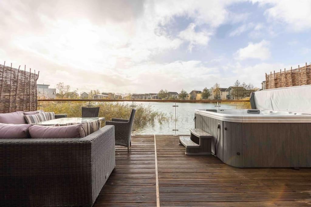 Otters Holt Villa Somerford Keynes Exterior photo