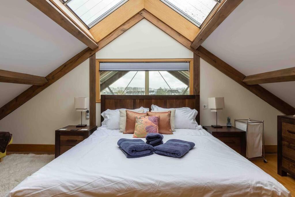 Otters Holt Villa Somerford Keynes Exterior photo