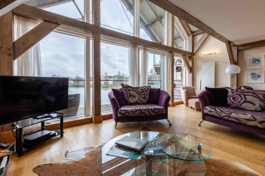 Otters Holt Villa Somerford Keynes Exterior photo