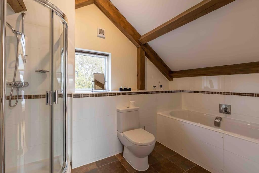 Otters Holt Villa Somerford Keynes Exterior photo