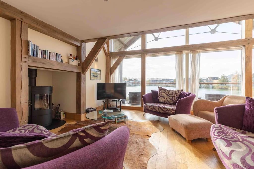 Otters Holt Villa Somerford Keynes Exterior photo