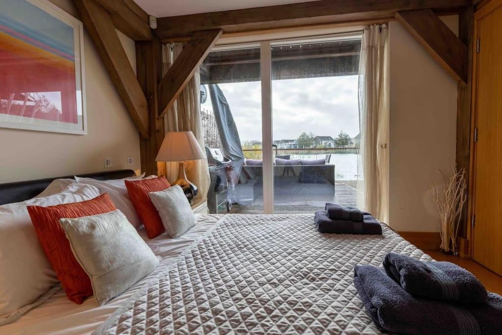 Otters Holt Villa Somerford Keynes Exterior photo