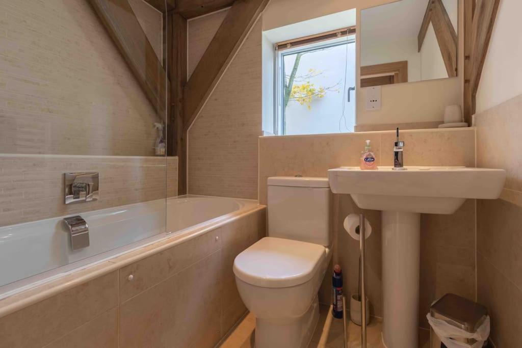 Otters Holt Villa Somerford Keynes Exterior photo